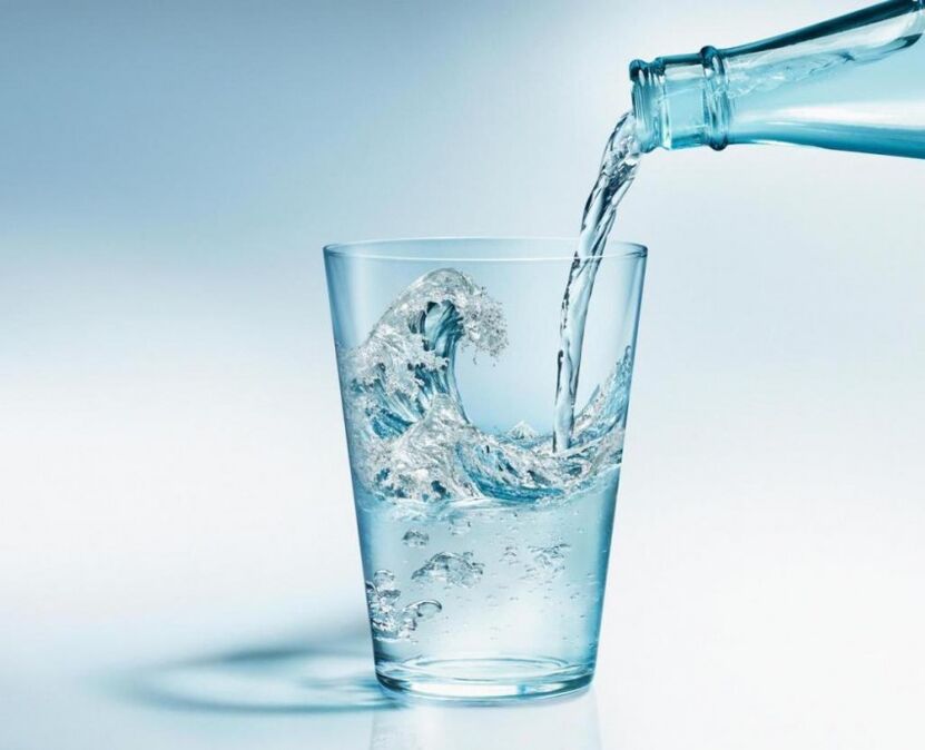 Durante la dieta para beber es necesario beber mucha agua limpia. 