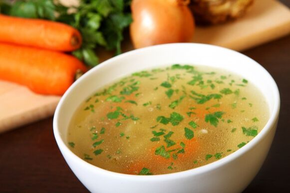 La sopa de caldo de carne es un plato delicioso del menú dietético para beber. 