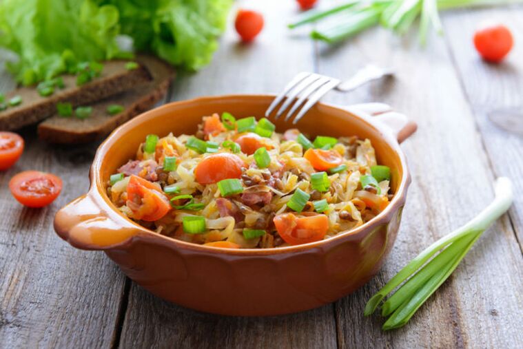 Siguiendo una dieta para beber, se permite preparar guiso con verduras picadas. 