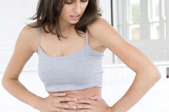 El dolor en la zona abdominal es uno de los primeros signos posibles de pancreatitis. 