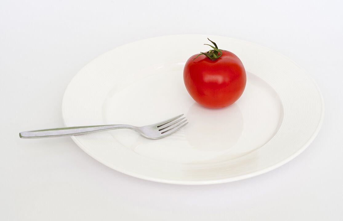 tomate con un tenedor en un plato