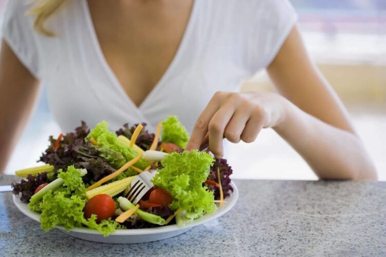 come ensalada de verduras con tu dieta favorita